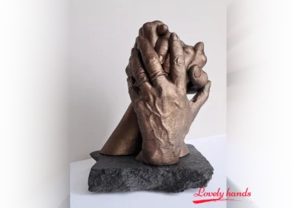 Handbeeld drie personen op steen