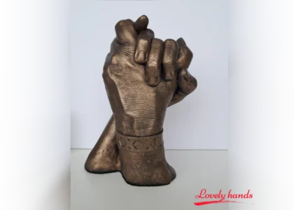 Handbeeld twee personen met armband 2