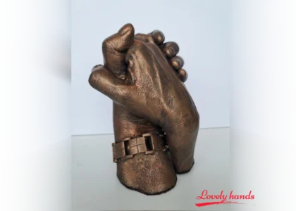 Handbeeld twee personen met armband