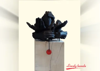 Lovely Hands Handbeeld 17 personen op eikenhouten sokkel