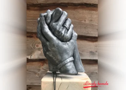 Lovely Hands Handbeeld drie personen op eikenhouten sokkel