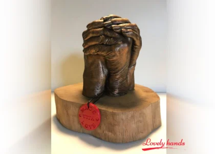 Lovely Hands Handbeeld drie personen op ronde houten sokkel