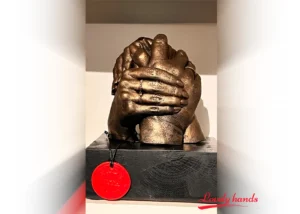 Lovely Hands Handbeeld drie personen op zwart eiken sokkel