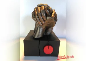 Lovely Hands Handbeeld drie personen op zwarte eiken sokkel