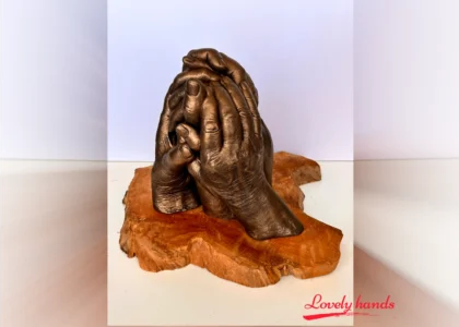Lovely Hands Handbeeld gezin vier personen op olijfhout