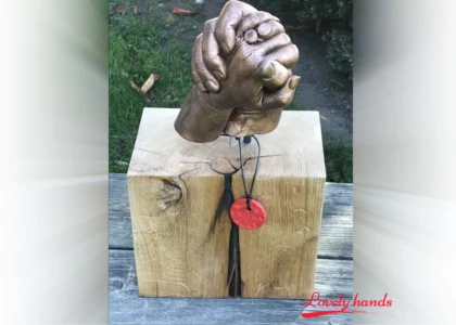 Lovely Hands Handbeeld op hoge eikenhoute sokkel