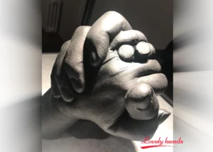 Lovely Hands Handbeeld twee personen detail ring