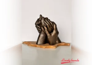 Lovely Hands Handbeeld vier personen brons op olijfhout