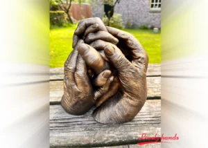 Lovely Hands Handbeeld vier personen brons op vilt