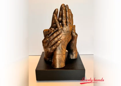 Lovely Hands Handbeeld vier personen op eikenhouten sokkel