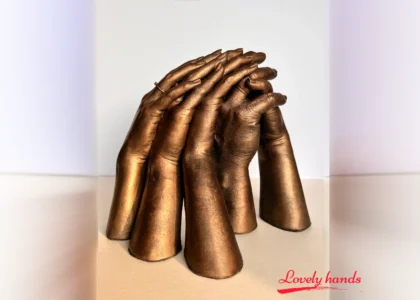Lovely Hands Handbeeld vier personen op olijfhout