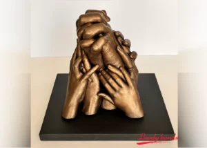 Lovely Hands Handbeeld zeven personen op granieten sokkel